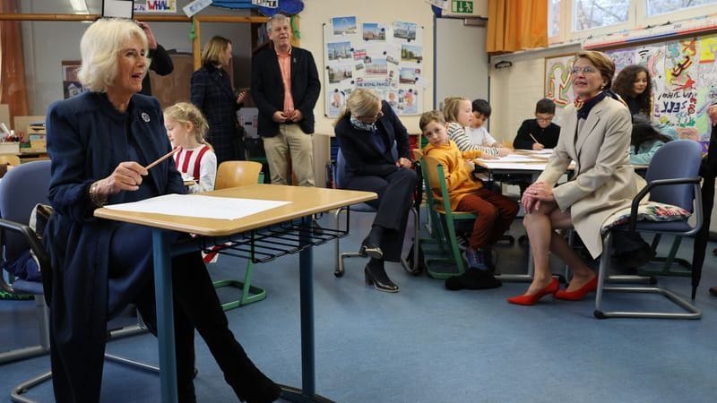 Die britische Königsgemahlin Camilla besucht in Begleitung von Elke Büdenbender die Rudolf-Roß-Grundschule.