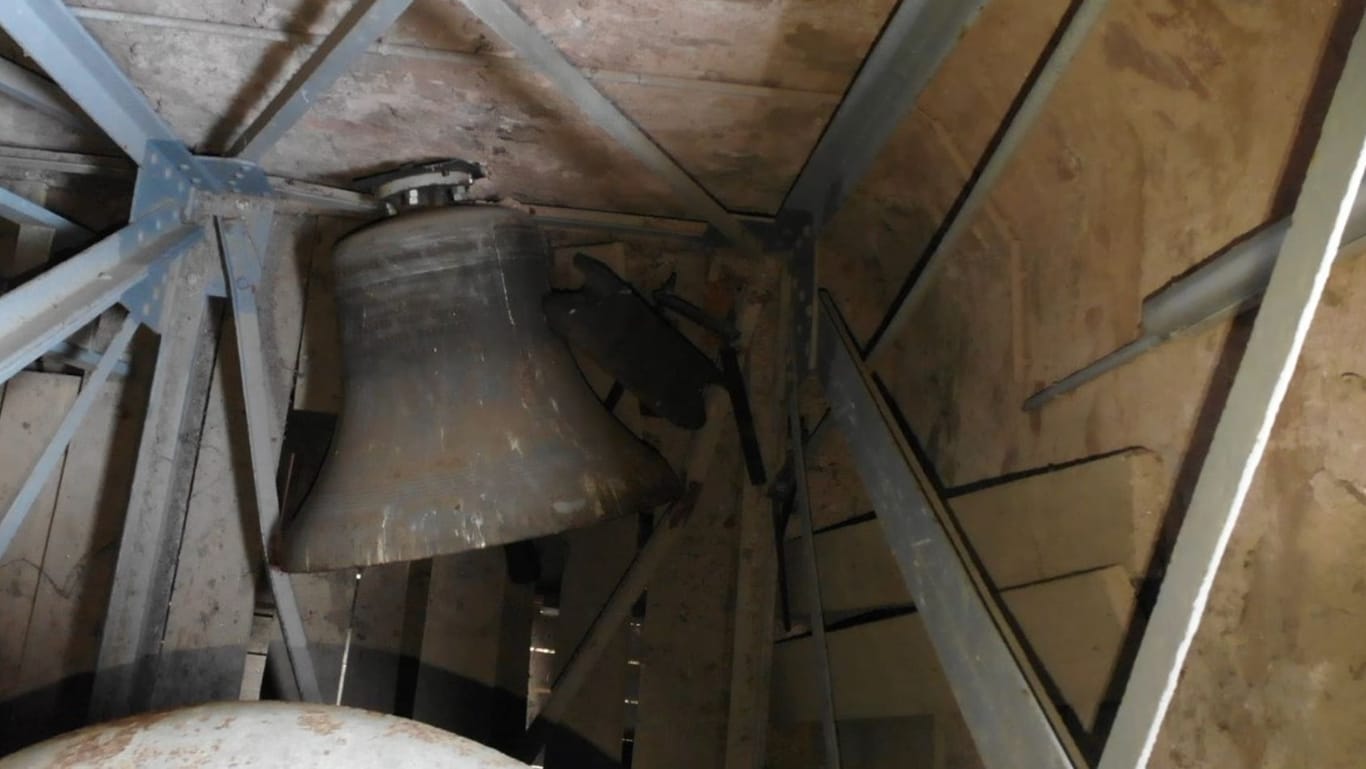 Die abgestürzte Glocke in Heusweiler: Während eines Gottesdienstes ist die Kirchenglocke heruntergefallen.