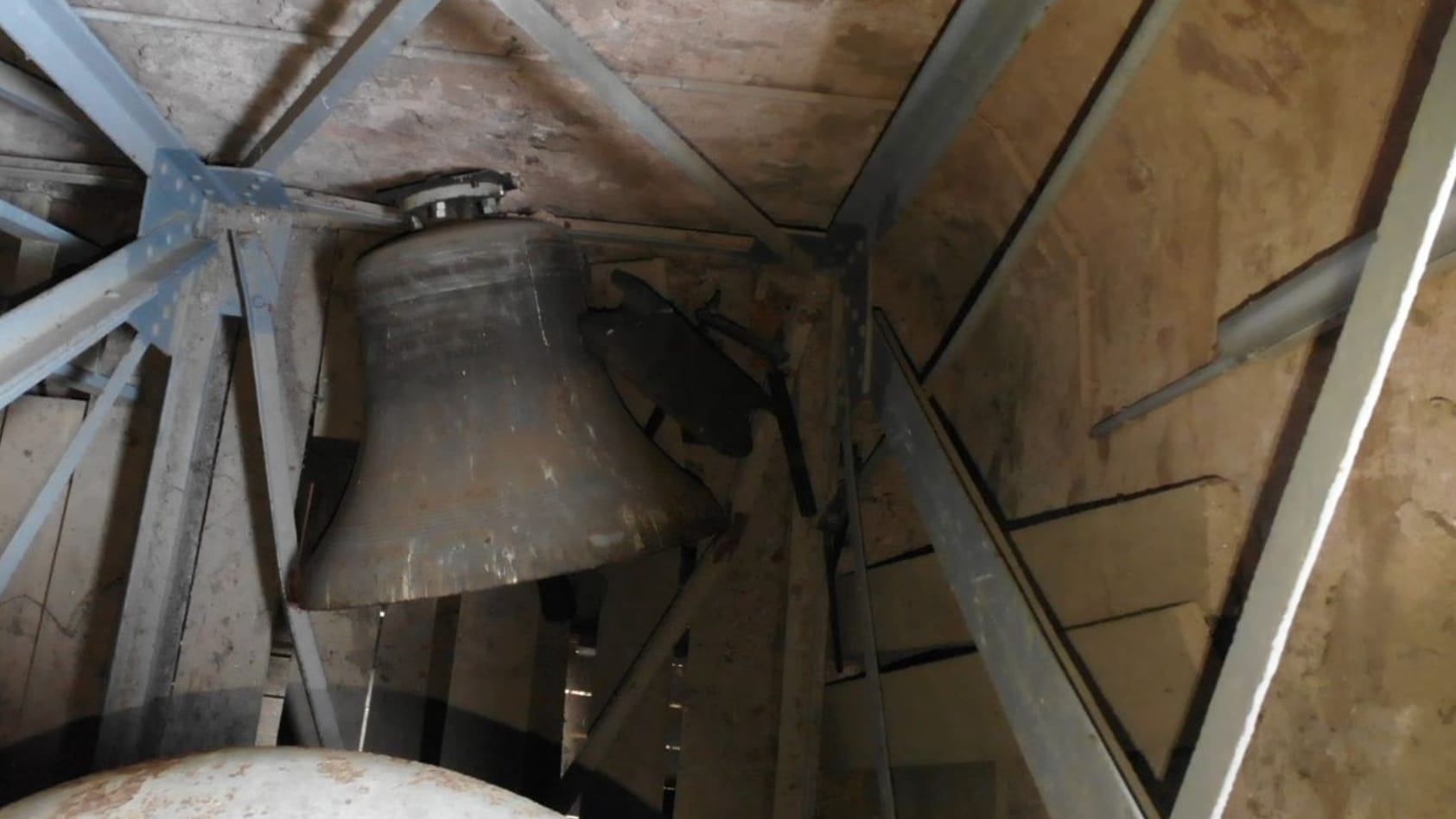 Die abgestürzte Glocke in Heusweiler: Während eines Gottesdienstes ist die Kirchenglocke heruntergefallen. Die abgestürzte Glocke in Heusweiler: Während eines Gottesdienstes ist die Kirchenglocke heruntergefallen.