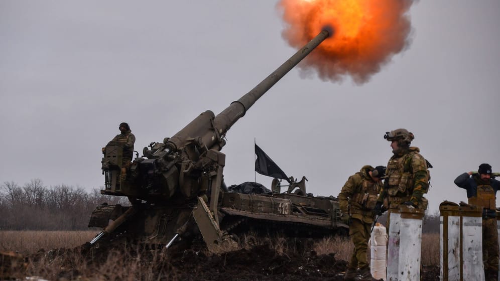 Ein ukrainisches Artillerieteam nahe Bachmut.