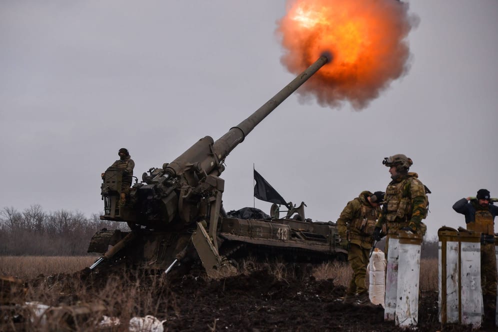 Ein ukrainisches Artillerieteam nahe Bachmut (Archivbild): Die russischen Angriffe sollen an Schwung verlieren, so das ukrainische Militär.