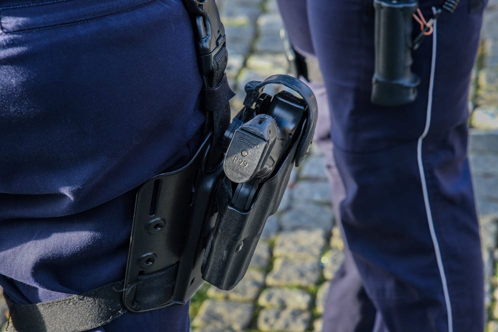 Einsatzkräfte der Polizei auf Streife (Archivbild): Am Freitag wurde die Kriminalstatistik der Polizeidirektion Hannover vorgestellt.