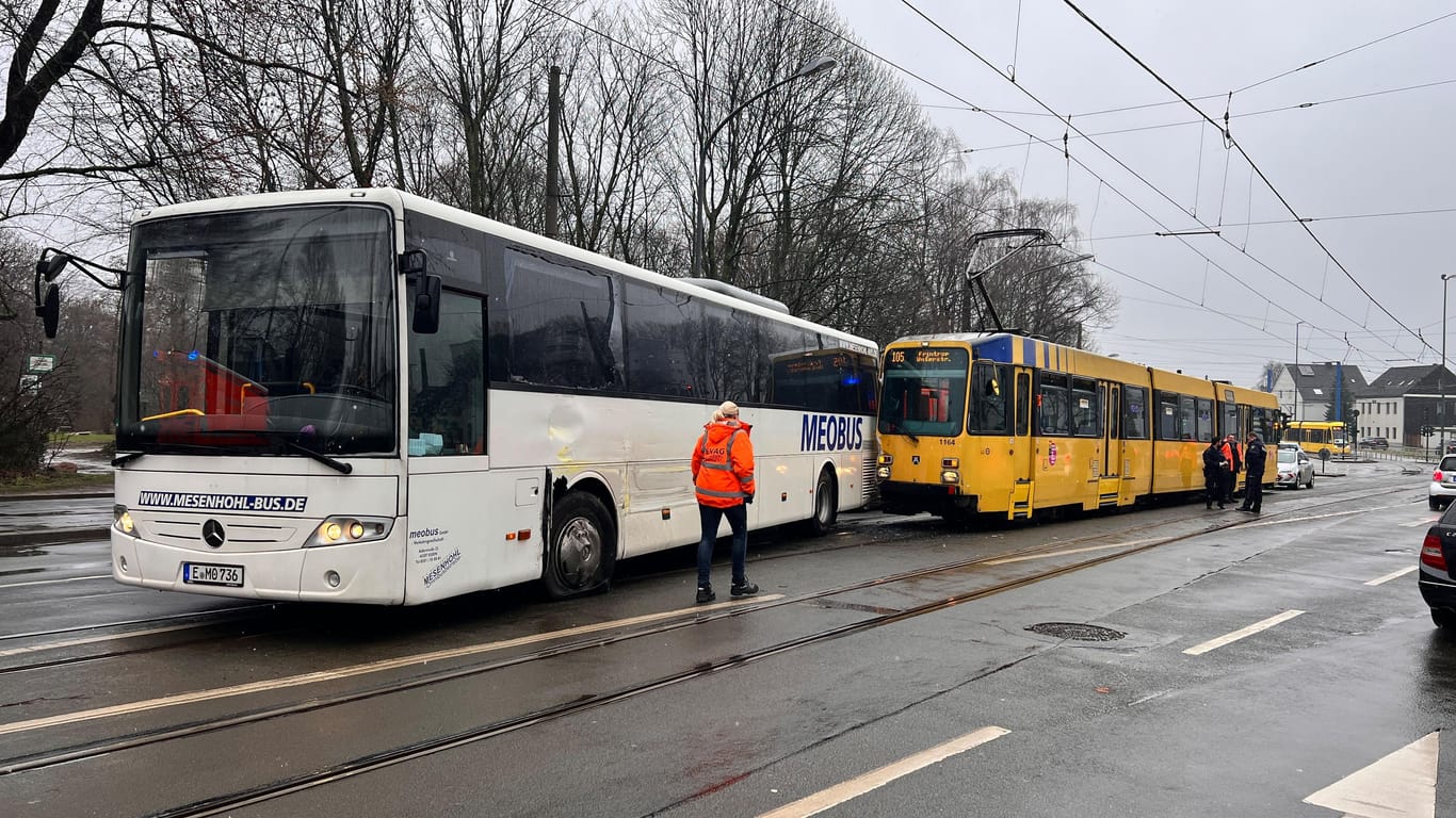 Essen: Verkehrsunfall mit Schulbus und Straßenbahn