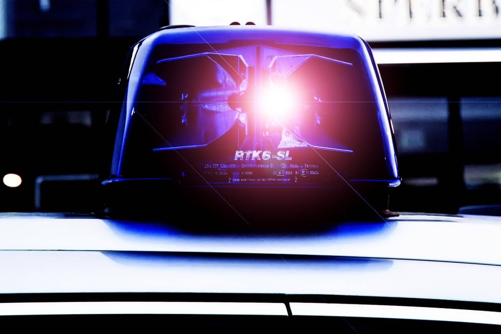 Ein Blaulicht auf einem Polizeifahrzeug (Symbolbild): Nachdem ein Unbekannter in Nürnberg Reizgas versprüht hatte, sucht die Polizei ihn nun.