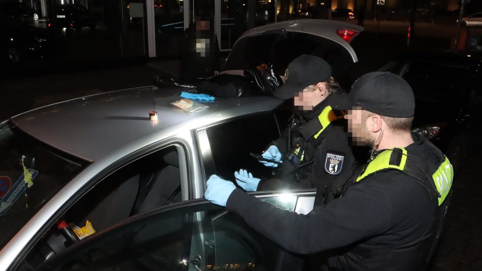 Polizisten an einem "Koks-Taxi": Nach einer kurzen Verfolgung stoppten Beamte den Mann. Polizisten an einem "Koks-Taxi": Nach einer kurzen Verfolgung stoppten Beamte den Mann.