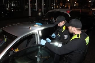 Polizisten an einem "Koks-Taxi": Nach einer kurzen Verfolgung stoppten Beamte den Mann.