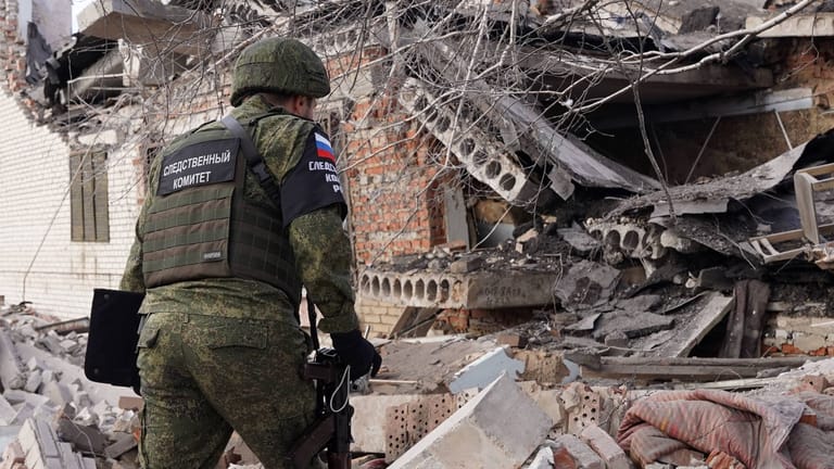 Ein russischer Soldat: Die Region Amur bietet Waisen Wohnungen, wenn sie in den Krieg gegen die Ukraine ziehen.