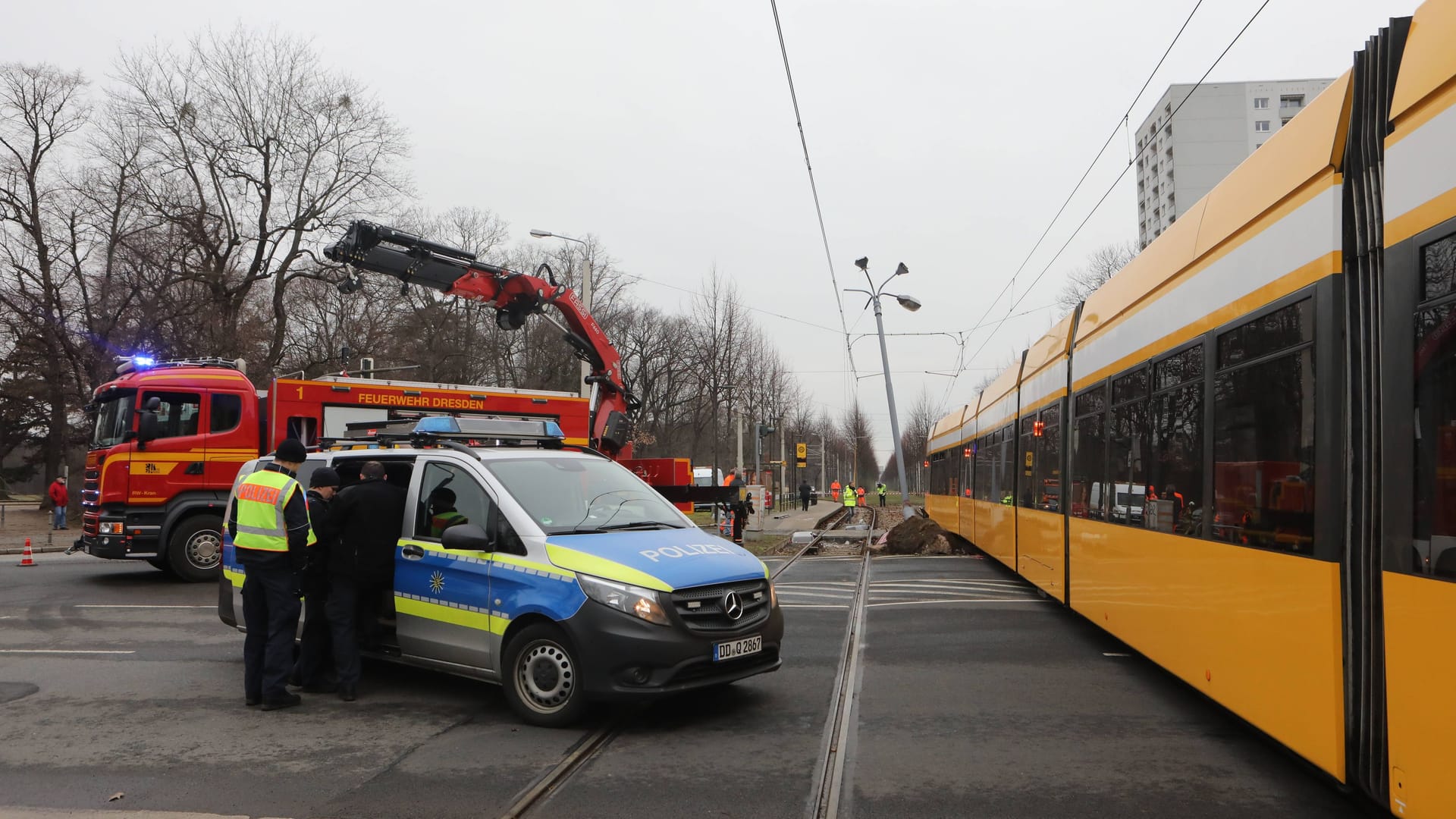 Kreuzung Ecke Karcherallee (Archivbild): Am Sonntag kollidierten zwei Fahrzeuge, zwei Personen kamen ins Krankenhaus. Kreuzung Ecke Karcherallee (Archivbild): Am Sonntag kollidierten zwei Fahrzeuge, zwei Personen kamen ins Krankenhaus.