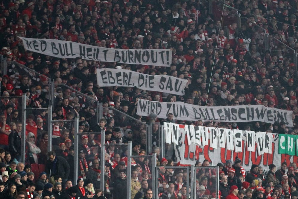 Während eines Union-Spiels: Ein Banner gegen Max Eberl und dessen Entscheidung, Sportchef bei RB Leipzig zu sein.