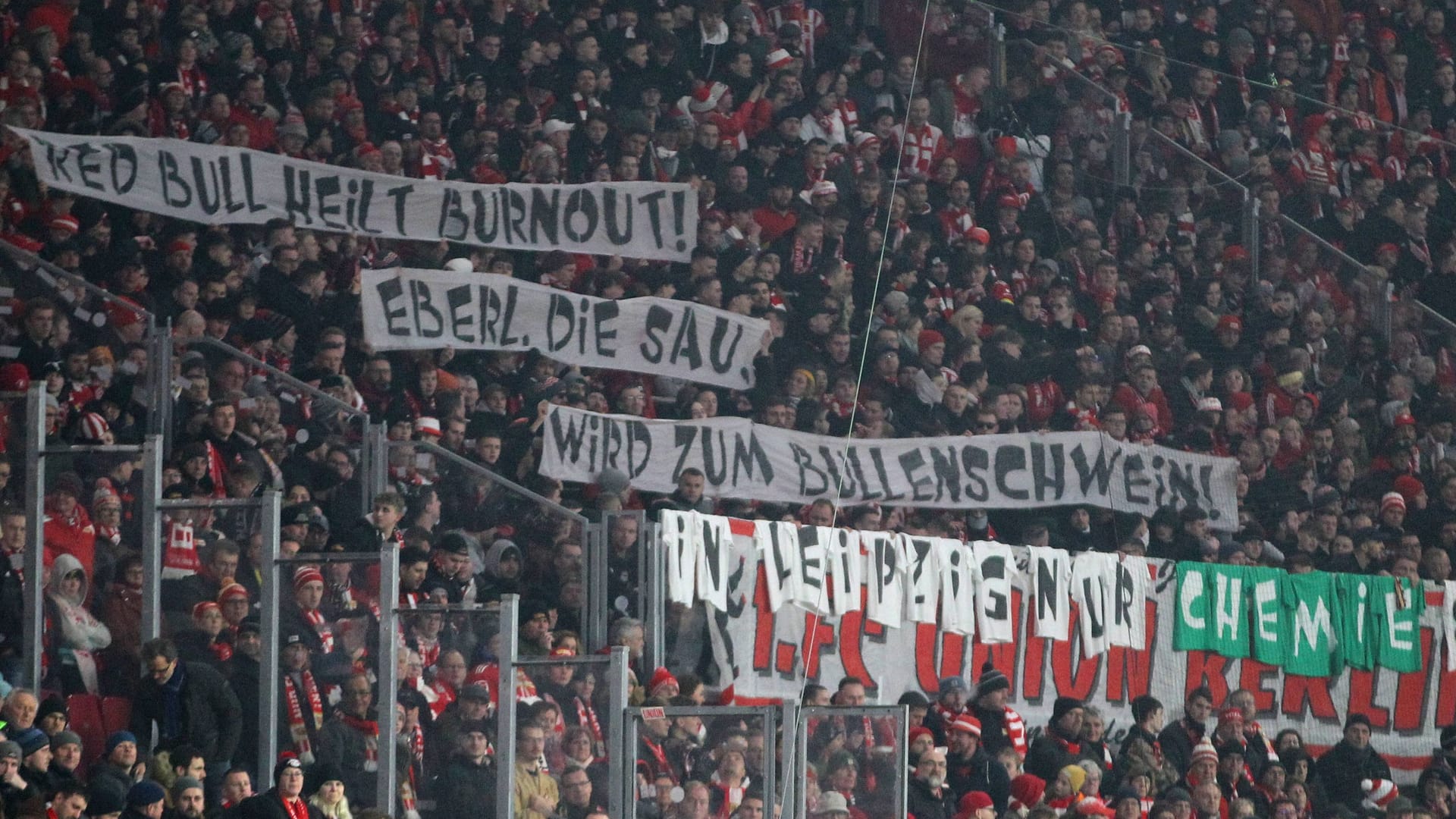 Während eines Union-Spiels: Ein Banner gegen Max Eberl und dessen Entscheidung, Sportchef bei RB Leipzig zu sein. Während eines Union-Spiels: Ein Banner gegen Max Eberl und dessen Entscheidung, Sportchef bei RB Leipzig zu sein.