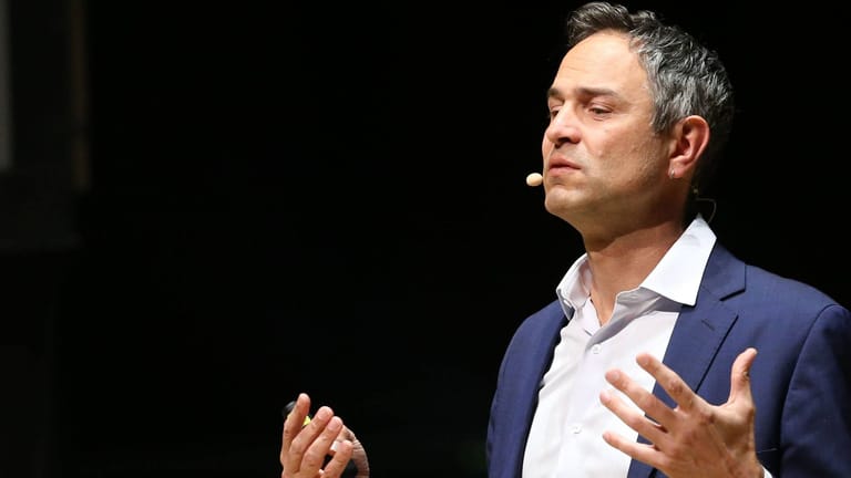 Daniele Ganser spricht vor Publikum (Archivbild): Am Donnerstagabend füllte der umstrittene Historiker das HCC in Hannover.