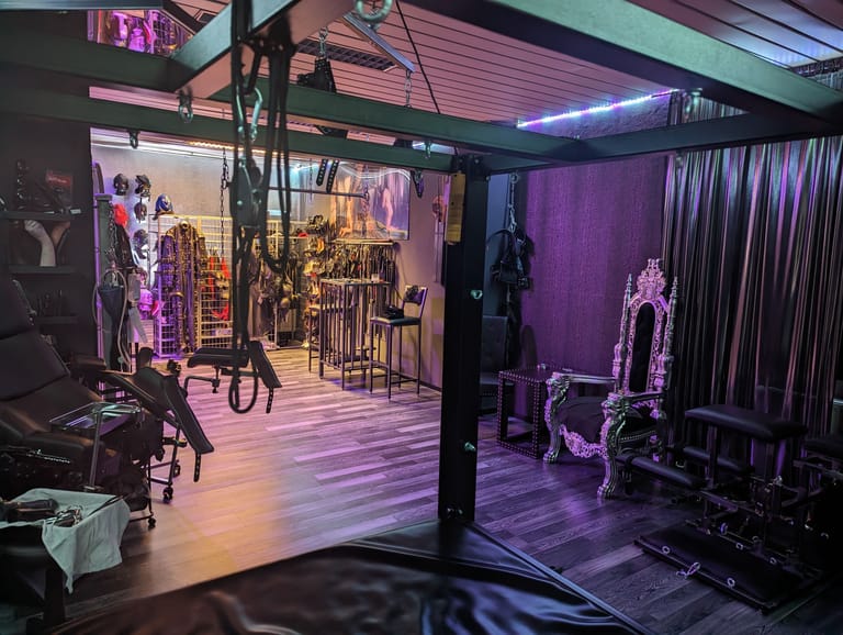 Das SM-Studio in Laylas Terminwohnung in Frankfurt: Sie macht pro Monat einen Verlust von bis zu 7.000 Euro.