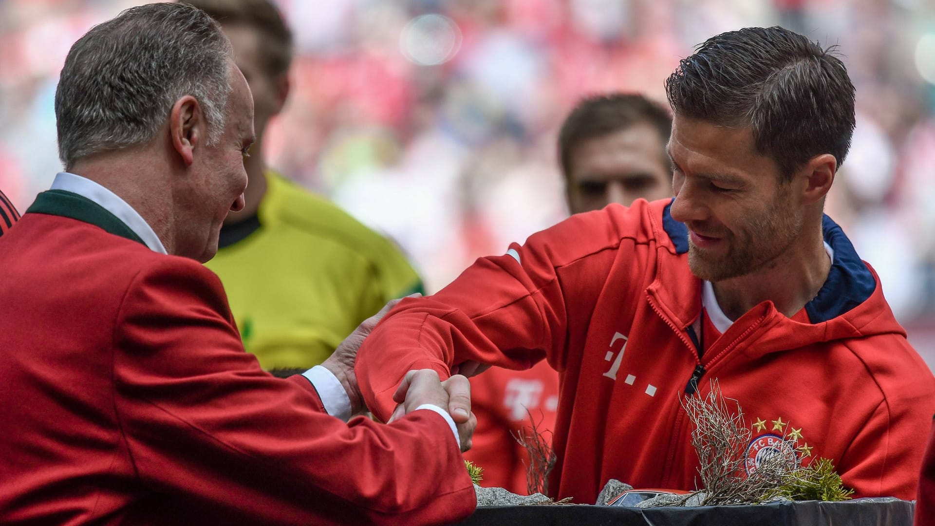 Karl-Heinz Rummenigge und Xabi Alonso: Der damalige Vorstandsboss des FC Bayern verabschiedete den Spanier damals in München.