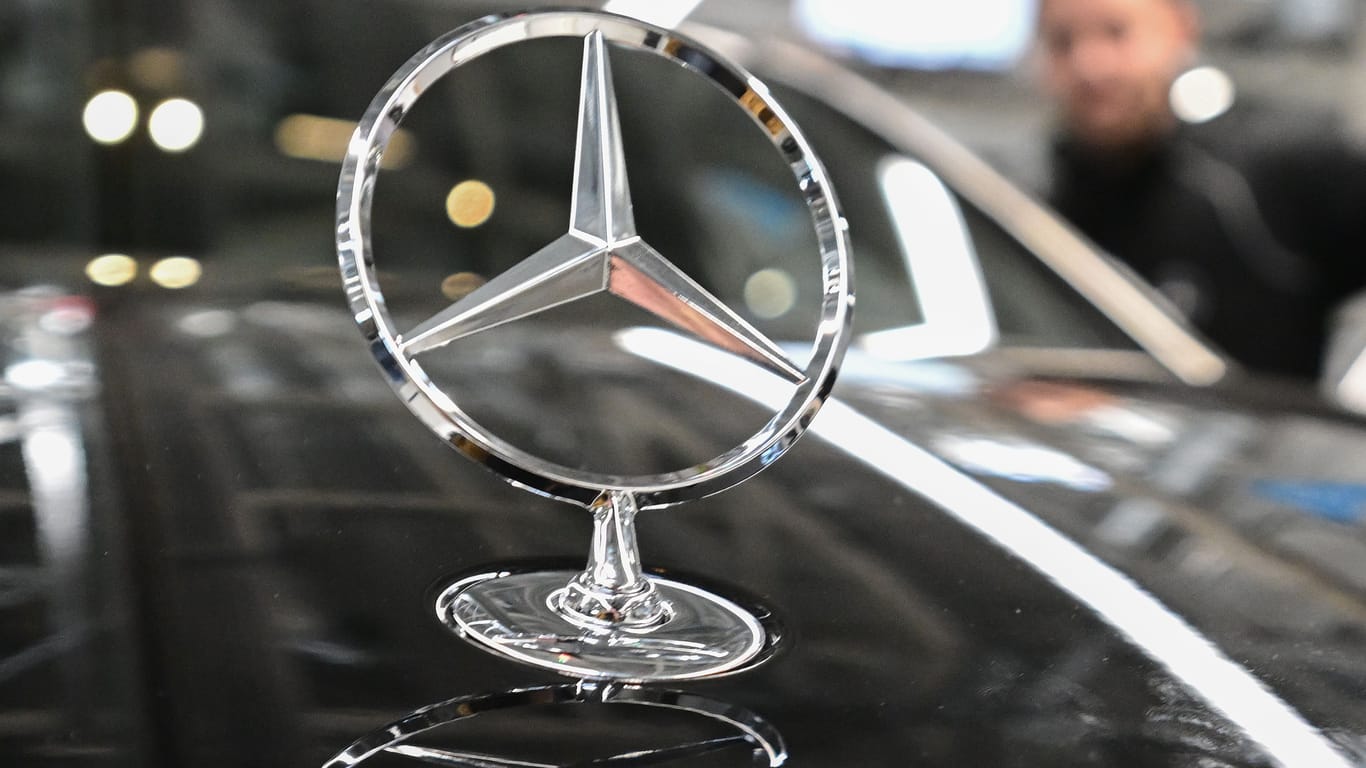 Mitarbeiter des Stuttgarter Autoherstellers Mercedes-Benz im Werk in Sindelfingen: In der vergangenen Woche kam es dort zu Durchsuchungen.