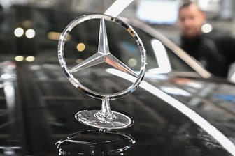 Mitarbeiter des Stuttgarter Autoherstellers Mercedes-Benz im Werk in Sindelfingen: In der vergangenen Woche kam es dort zu Durchsuchungen.