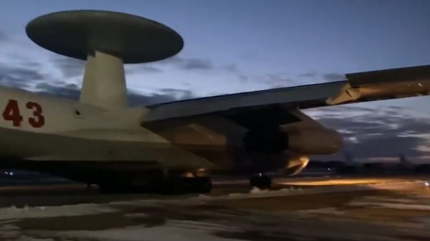 Russisches Aufklärungsflugzeug vom Typ A-50 auf dem Flugplatz Matschulischtschy in Belarus: "Wir werden sehen, ob es irgendwann noch mal abhebt oder nicht."