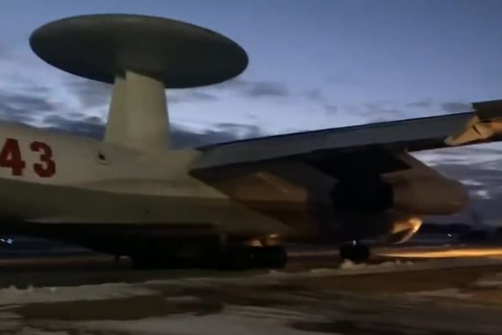 Russisches Aufklärungsflugzeug vom Typ A-50 auf dem Flugplatz Matschulischtschy in Belarus: "Wir werden sehen, ob es irgendwann noch mal abhebt oder nicht."