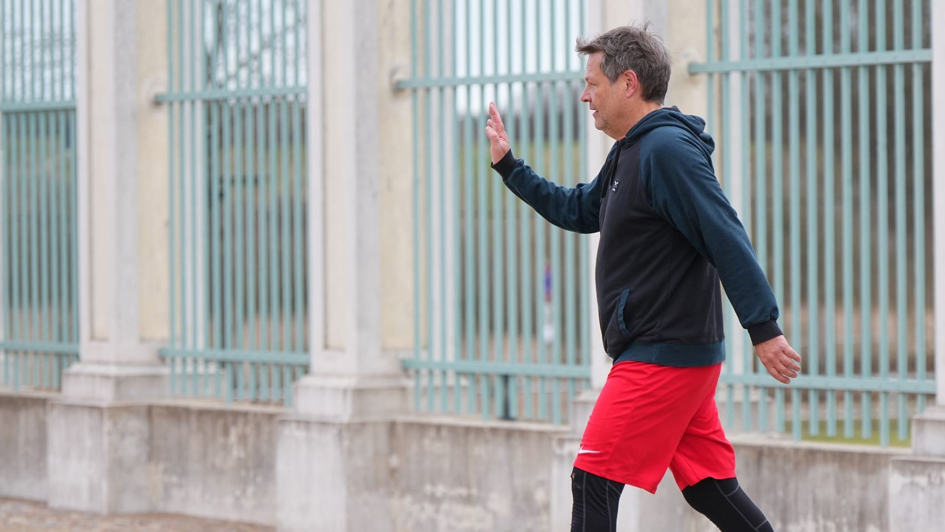 Manchmal wirkt das Regieren eher wie eine Simulation: Wirtschaftsminister Robert Habeck beim Joggen vor Schloss Meseberg.