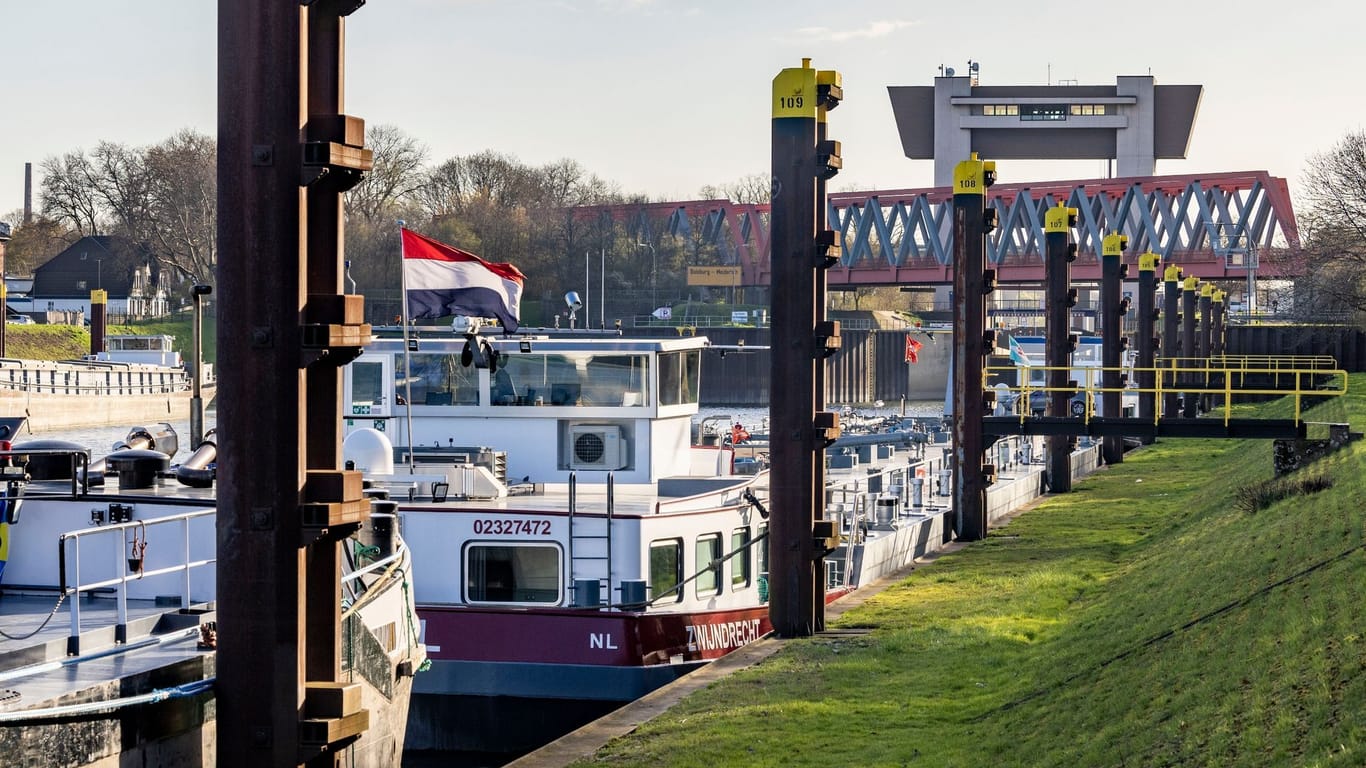 Warnstreiks in Deutschland - Schleuse Duisburg