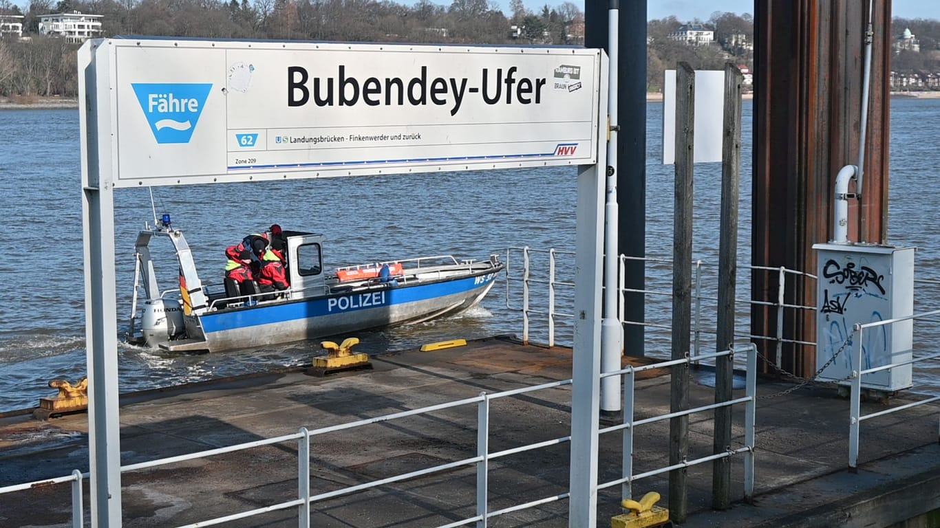 Ein Polizeiboot am Hamburger Fähranleger Bubendey-Ufer: Wie kam der Zehnjährige dorthin?