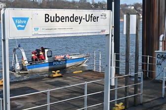Ein Polizeiboot am Hamburger Fähranleger Bubendey-Ufer: Wie kam der Zehnjährige dorthin?