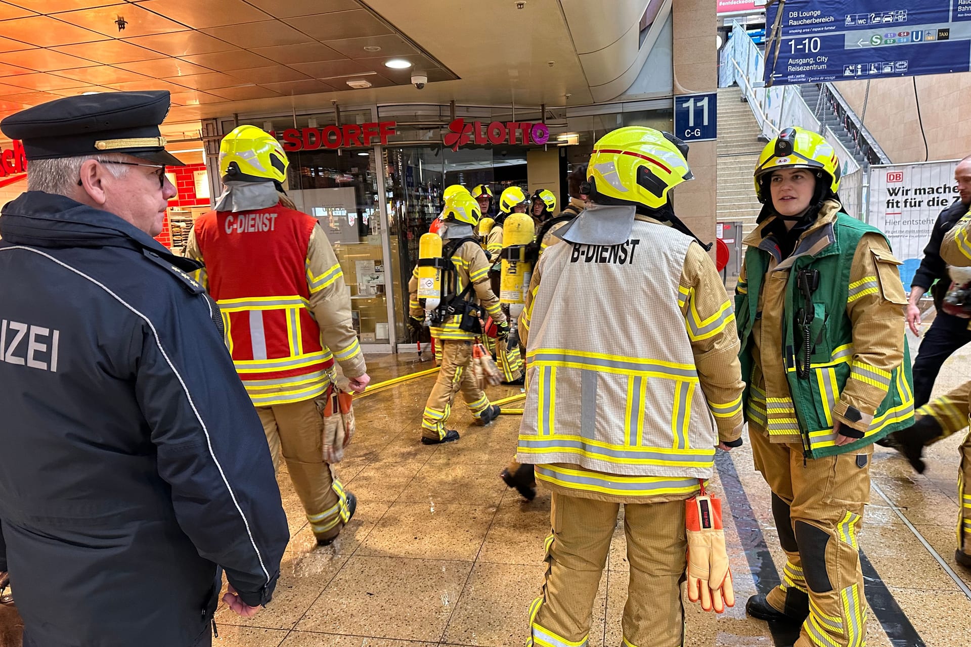 Feuerwehr und Bundespolizei waren im Hauptbahnhof im Einsatz: In einem Tabakgeschäft in Hannover hat es gebrannt.