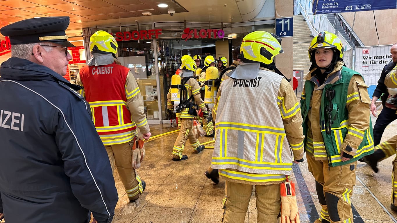 Feuerwehr und Bundespolizei waren im Hauptbahnhof im Einsatz: In einem Tabakgeschäft in Hannover hat es gebrannt.