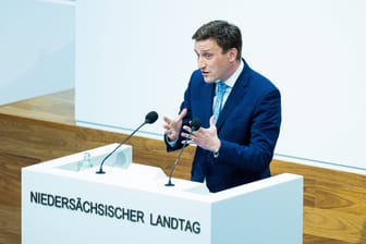Sebastian Lechner (CDU) während einer Rede im niedersächsischen Landtag (Archivbild): Die Partei will soziale Isolation stärker bekämpfen.