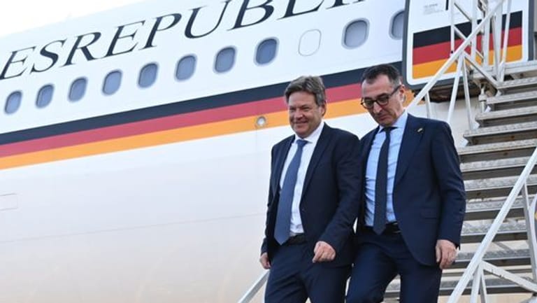 Wirtschaftsminister Robert Habeck und Landwirtschaftsminister Cem Özdemir (beide Grünen): Bei einem Besuch in Südamerika wollen die Minister die Wirtschaftsbeziehungen und Klimakooperation stärken.