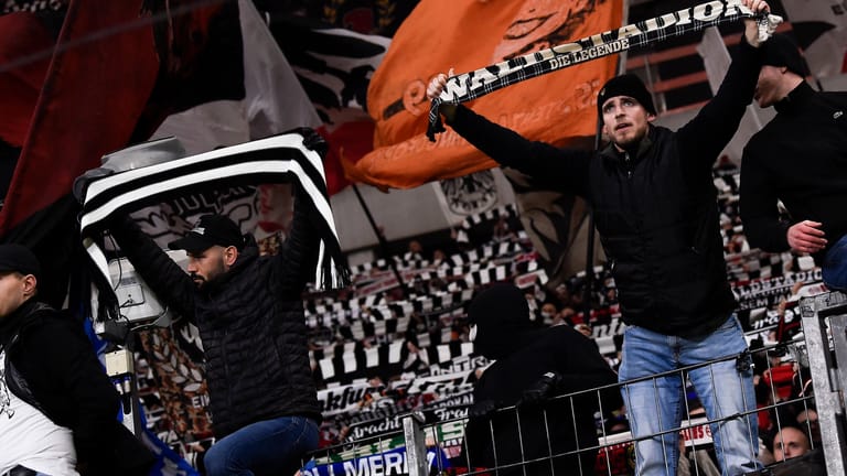 Fans von Eintracht Frankfurt im Hinspiel gegen Neapel: Beim Rückspiel müssen sie wohl zu Hause bleiben.