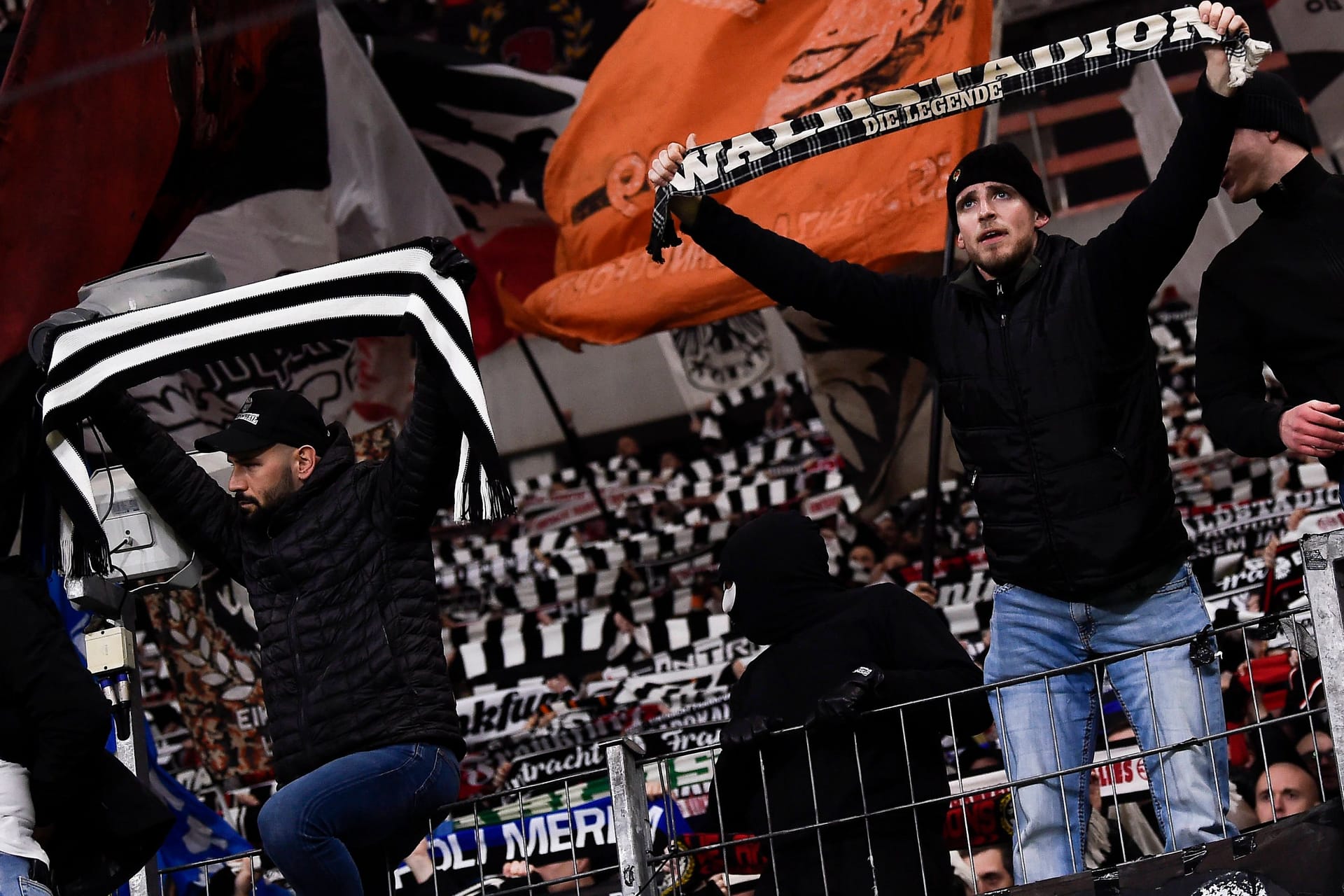 Fans von Eintracht Frankfurt im Hinspiel gegen Neapel: Beim Rückspiel müssen sie wohl zu Hause bleiben.