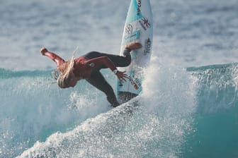 Janina Zeitler surft auf einer Welle im Meer (Archivbild): Die Münchnerin lebt inzwischen in Fuerteventura und zählt zu den besten Surferinnen Deutschlands.