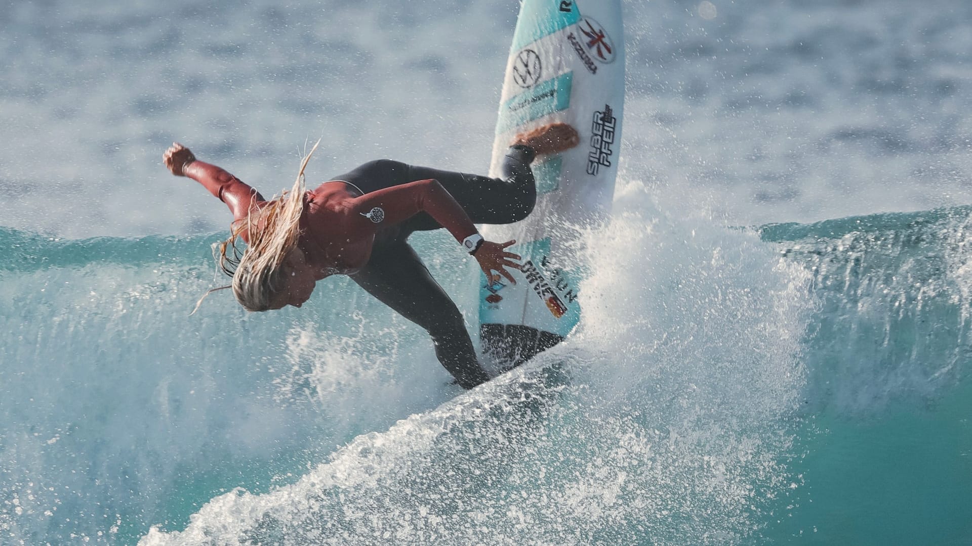 Janina Zeitler surft auf einer Welle im Meer (Archivbild): Die Münchnerin lebt inzwischen in Fuerteventura und zählt zu den besten Surferinnen Deutschlands.