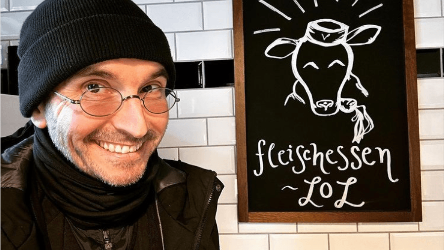 "Dr. Made": Am Mittwoch besuchte Mark Benecke die "Vegane Fleischerei" in der Dresdner Neustadt.