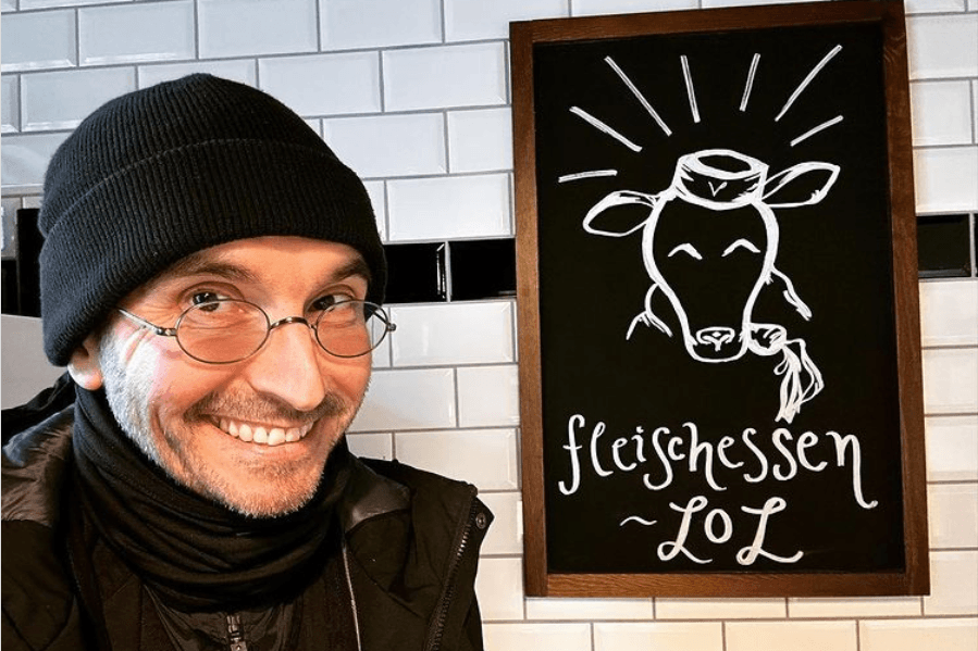 "Dr. Made": Am Mittwoch besuchte Mark Benecke die "Vegane Fleischerei" in der Dresdner Neustadt.