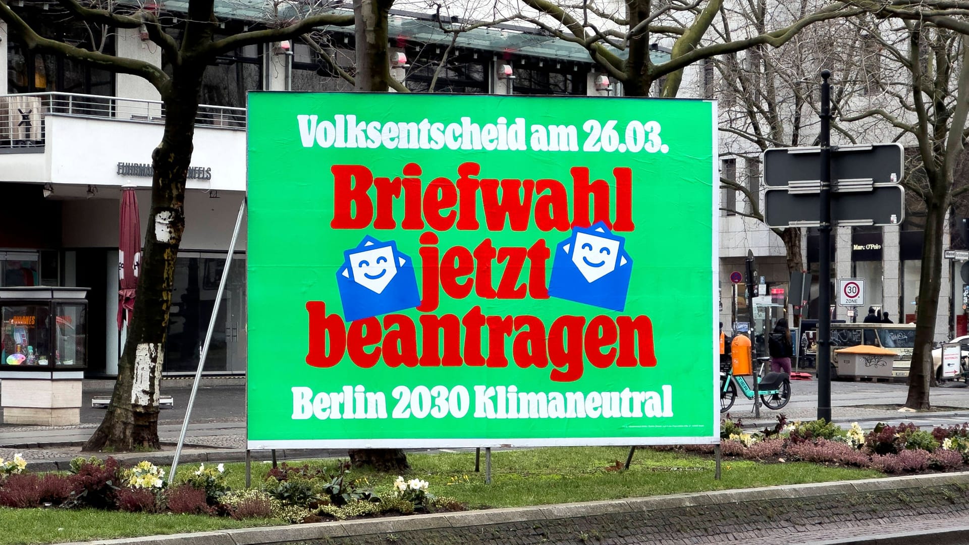 Plakat Volksentscheid am 26. März: Die Initiative wirbt besonders mit dem Abstimmen per Briefahl. Plakat Volksentscheid am 26. März: Die Initiative wirbt besonders mit dem Abstimmen per Briefahl.