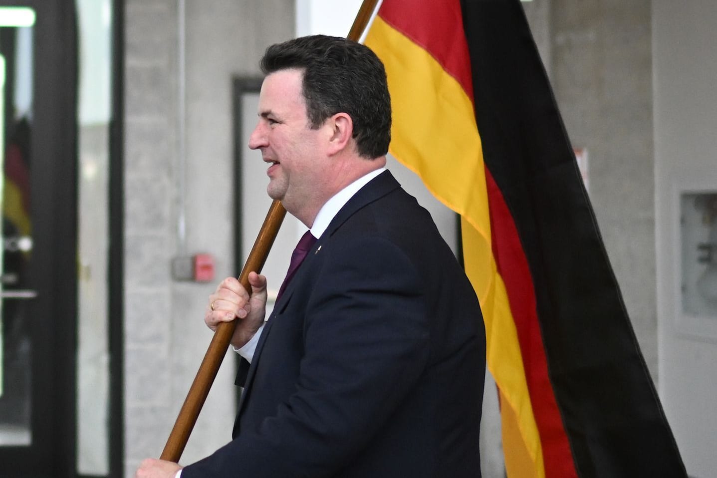 Arbeitsminister Hubertus Heil wirbt mit Deutschlandflagge bei Studierenden am Humber College in Kanada für Deutschland.