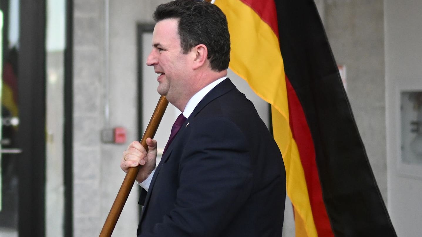 Arbeitsminister Hubertus Heil wirbt mit Deutschlandflagge bei Studierenden am Humber College in Kanada für Deutschland.