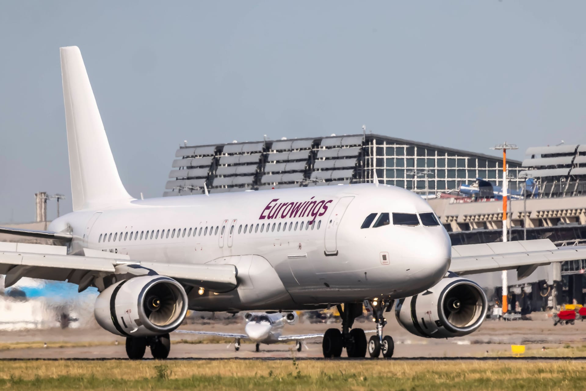 Ein Eurowings-Flugzeug am Flughafen (Symbolbild): Die Fluglinie Eurowings ist besonders oft am Flughafen Palma vertreten.