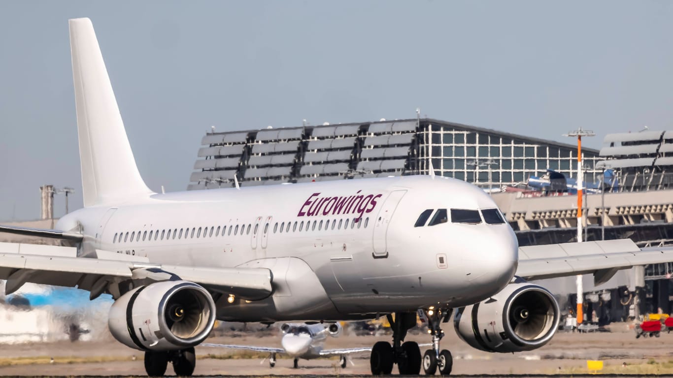 Ein Eurowings-Flugzeug am Flughafen (Symbolbild): Die Fluglinie Eurowings ist besonders oft am Flughafen Palma vertreten.