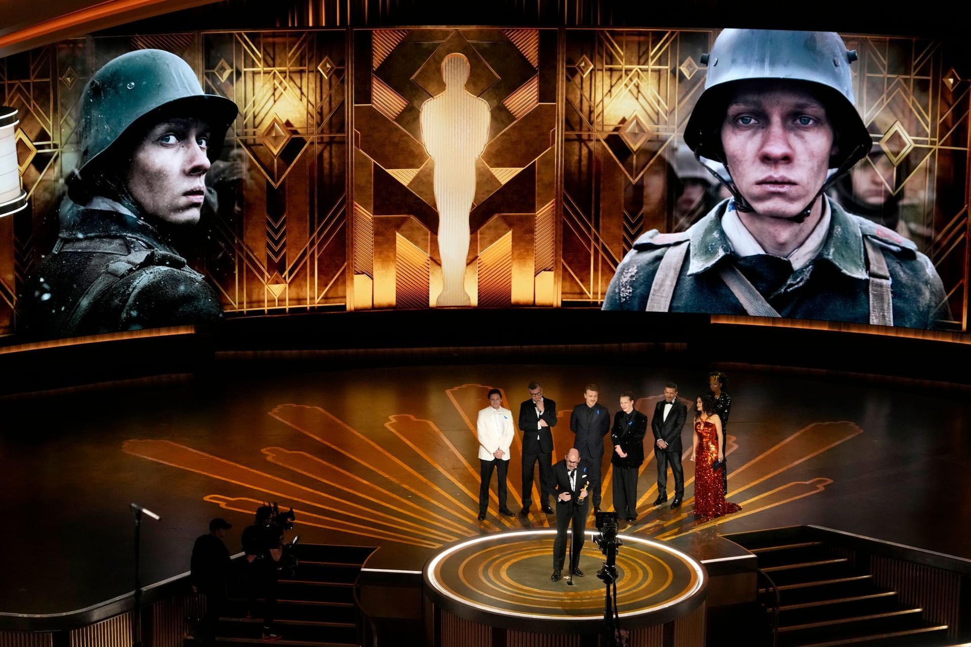 "Im Westen nichts Neues": Das deutsche Antikriegsdrama wurde bei der Oscar-Verleihung in Los Angeles unter anderem als "bester internationaler Film" prämiert.