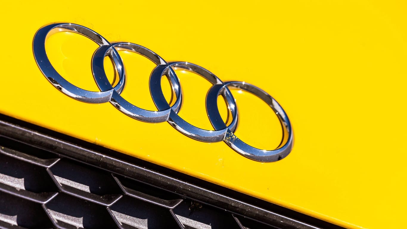 Emblem eines Audi R8 (Symbolfoto): Der Besitzer des Sportwagens war zuvor bereits wegen Raserei aufgefallen.