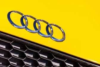 Emblem eines Audi R8 (Symbolfoto): Der Besitzer des Sportwagens war zuvor bereits wegen Raserei aufgefallen.