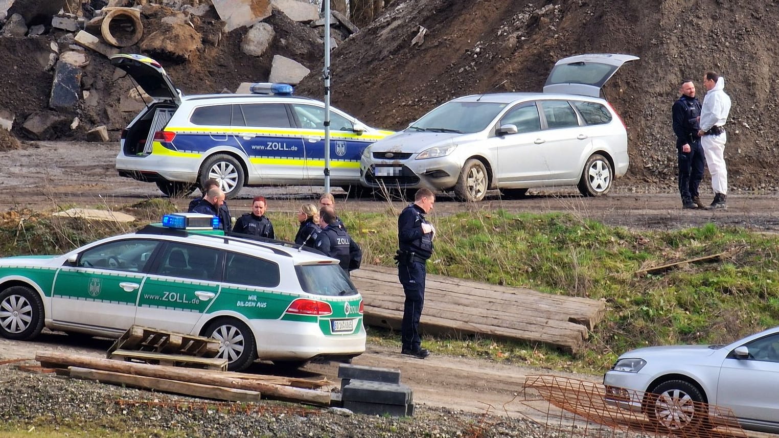 Einsatzfahrzeuge konnten einen Fluchtwagen stoppen: Der Inhalt des Pkws sorgte für Aufsehen. Einsatzfahrzeuge konnten einen Fluchtwagen stoppen: Der Inhalt des Pkws sorgte für Aufsehen.