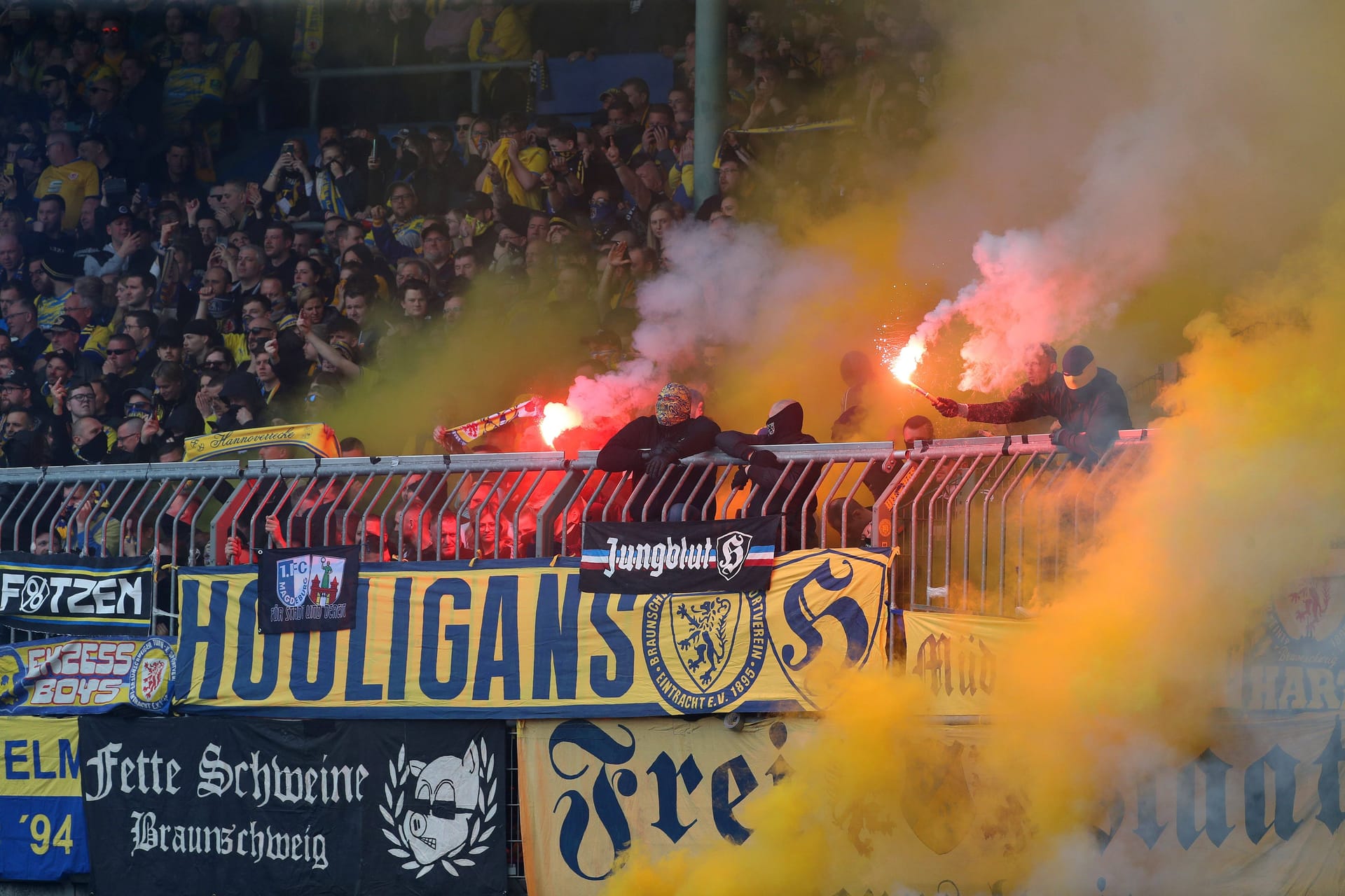 Die Kurve der Eintracht-Braunschweig-Fans liegt im dichten Pyro-Nebel (Archivbild): Am Rande des Derbys gab es offenbar auch einen schlimmen Ekel-Vorfall.