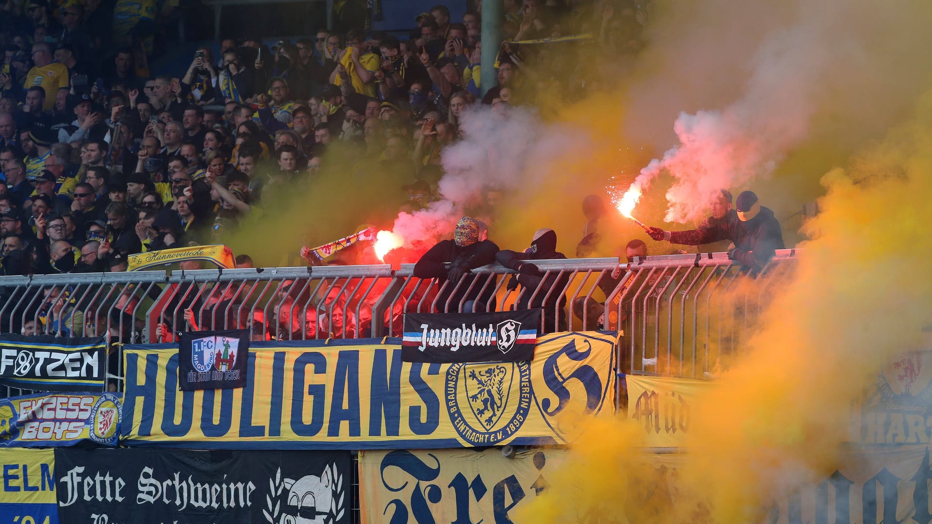 Die Kurve der Eintracht-Braunschweig-Fans liegt im dichten Pyro-Nebel (Archivbild): Am Rande des Derbys gab es offenbar auch einen schlimmen Ekel-Vorfall.