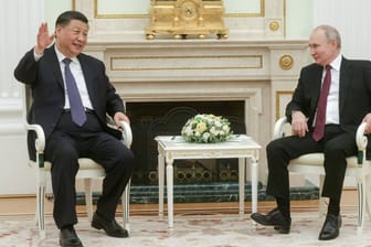 Chinas Präsident Xi Jinping und Russlands Präsident Wladimir Putin bei einem Treffen im Moskauer Kreml: Xi hat seine erste Auslandsreise seit seiner Wiederwahl für eine dritte Amtszeit angetreten.