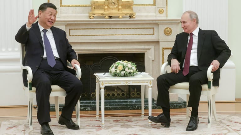 Chinas Präsident Xi Jinping und Russlands Präsident Wladimir Putin bei einem Treffen im Moskauer Kreml: Xi hat seine erste Auslandsreise seit seiner Wiederwahl für eine dritte Amtszeit angetreten.