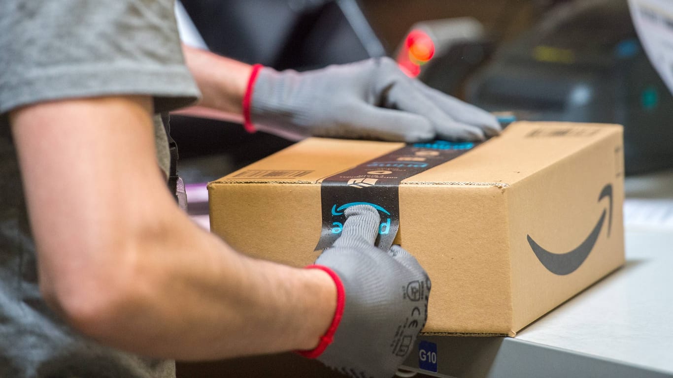 Im Logistikzentrum in Winsen bei Hamburg werden Amazon-Pakete gepackt (Symbolbild): Die Belegschaft trauert um eine Kollegin.