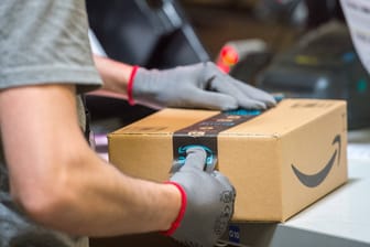 Im Logistikzentrum in Winsen bei Hamburg werden Amazon-Pakete gepackt (Symbolbild): Berichten zufolge gibt es in Winsen immer wieder Kündigungen wegen Krankheitstagen.